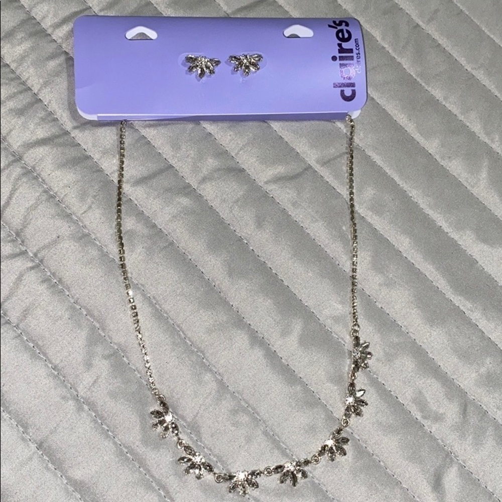 NWT Claire’s set of necklace and earrings